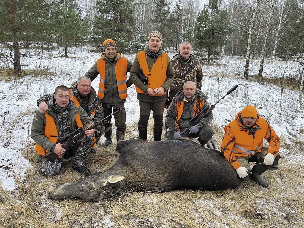 Коллектив охотников и трофей