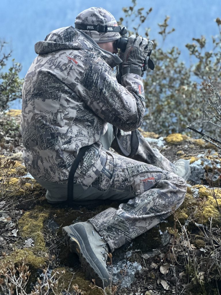 Человек смотрит в бинокль