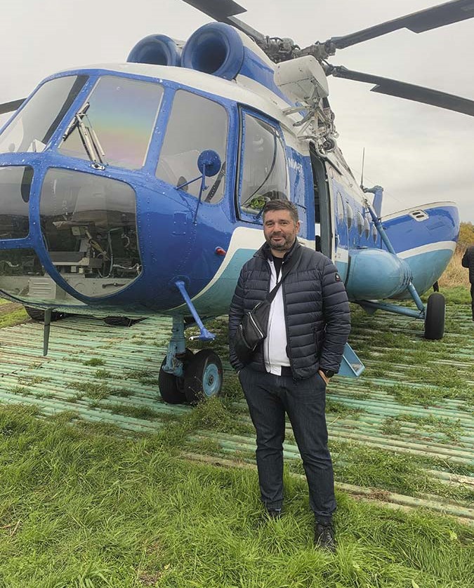 Владислав Литвак возле вертолета