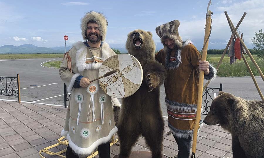 Владислав Литвак бьет в бубен