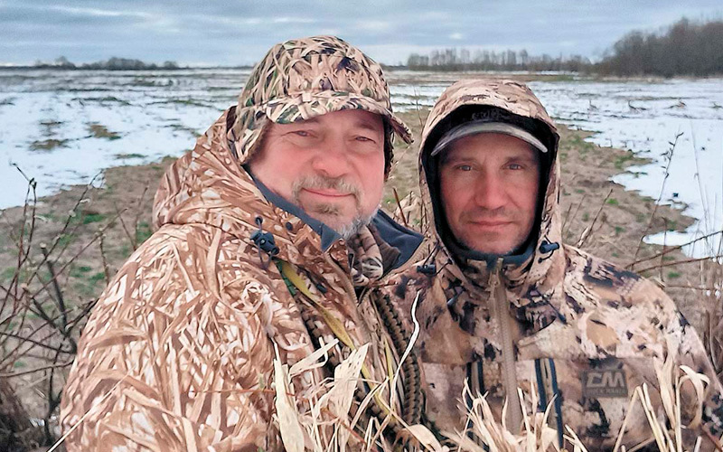 два охотника в маск костюмах