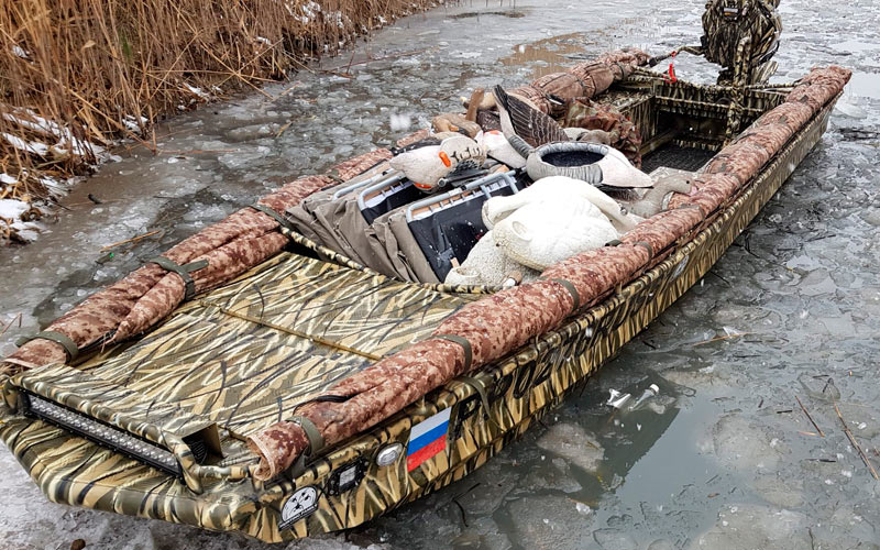 лодка на воде ранней весной