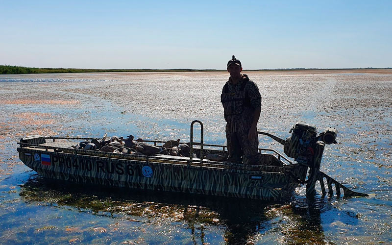лодка на заросшем водорослями озере